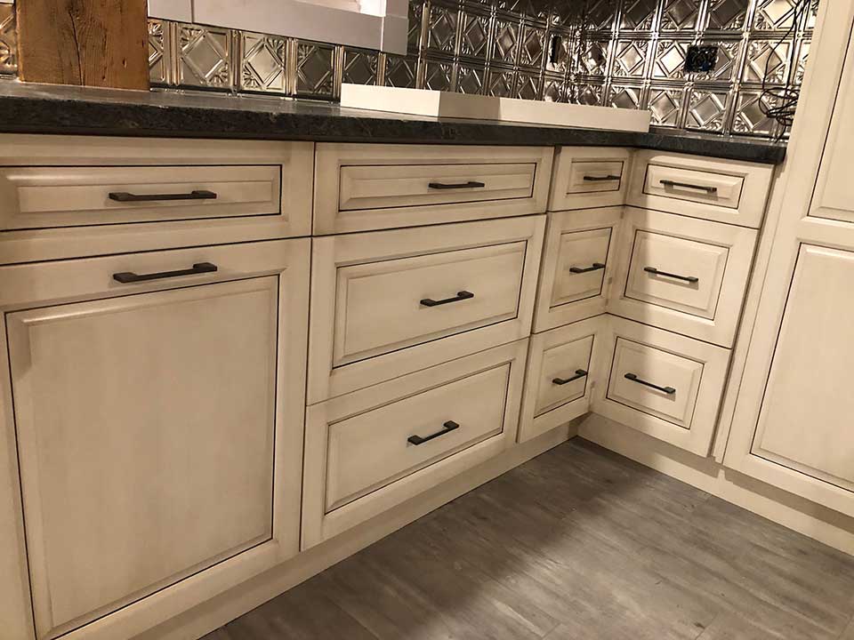 Antique white 3 drawer kitchen cabinet and with mini diamond metal backsplash